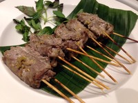 Sate Pusut khas NTB berbahan daging sapi juga bisa dinikmati di Arts Cafe.