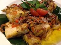 Ikan Kakap Bakar dengan pelengkap Sambal Matah memiliki paduan gurih pedas yang mantap.