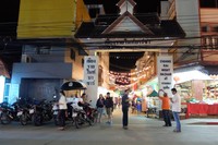 Traveler yang jalan-jalan ke Thailand dan mampir ke Kota Chiang Rai, jangan lupa untuk mampir ke Chiang Rai Night Bazaar. Cukup satu jam, kita bisa muter-muter pasar malam ini untuk belanja (Baban/detikTravel)