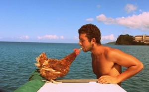 Traveler Ganteng yang Keliling Dunia Bareng Ayam