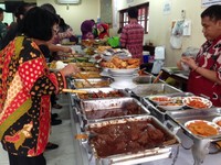 Bopet Mini di kawasan Bendungan Hilir sudah berdiri sejak tahun 1980-an. Di lantai 2 restoran Padang ini terdapat menu yang disajikan prasmanan. Pengunjung bisa memilih sendiri lauk yang diinginkan.