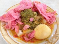 Ketupat Sayur termasuk menu favorit di sini. Ada tumpukan sayur pakis dan potongan nangka muda di permukaan ketupat. Pelengkapnya berupa telur rebus dan taburan kerupuk merah muda menyala. Kuahnya gurih pedas.