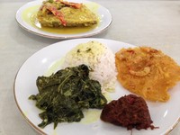 Nasi komplet juga tersedia di sini. Pilihannya ada peyek udang, rendang daging, hingga sayur singkong.
