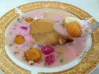 Mampir ke Bopet Mini rasanya tak lengkap tanpa mencoba Bubur Kampiun.  Bubur ini berisi srikaya, pacar Cina, biji salak, bubur sumsum, kolak pisang, bubur kacang hijau dan ketan. Campuran semua bahan ternyata cocok.