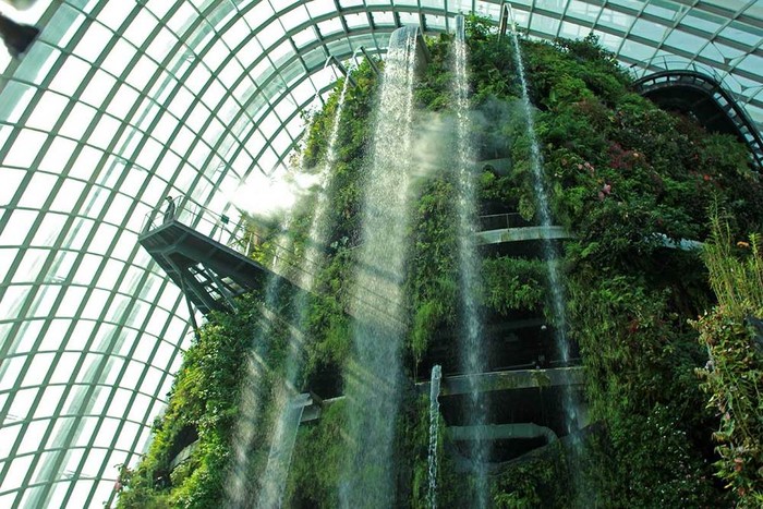 Keren! Singapura Punya Air Terjun Indoor Tertinggi di Dunia