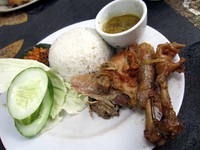 Sego sarang dalam pilihan paket terdiri dari nasi gurih, ingkung ayam, bumbu kaldu, sambal kacang, sambal gepeng, dan lalapan. Ingkung ayam merupakan ayam kampung yang diungkep bersama santan dan bumbu rempah lainnya. Gurih enak!