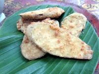 Mau pesan lauk pendamping? Pesan saja terung goreng ini. Potongan terung ungu dibalut tepung renyah nan tipis di permukaannya.