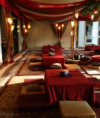 Pullman Jakarta Indonesia memiliki ruangan yang berkapasitas 100 orang yang didesain mirip seperti pasar malam khas Ottoman dengan nuansa merah maroon.