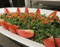 Potongan tomat dengan parsley dan juga daun mint yang enak dipadukan dengan chicken shawarma.