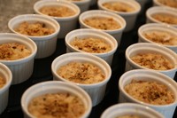 Rice pudding dengan tekstur yang lembut sangat enak dipadukan dengan cincangan kacang pistachio yang crunchy.