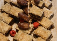 Baklava menjadi makanan spesial yang dinanti-nanti saat ramadan di Lebanon. Dibuat dengan adonan pastry, baklava disajikan manis dengan siraman madu dan cincangan kacang yang renyah.