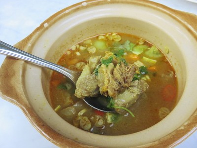 Slurp! Sedapnya Sop Iga Asam Pedas yang Hangat Berempah