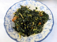 Nasi hangat juga enak dimakan dengan sayur daun singkong teri plus sambal dadak yang pedas menyengat lidah. Huah!