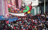 Tongkang tersebut awalnya dikeluarkan dengan cara digotong dari sebuah ruko yang berada tepat di sebelah Kelenteng Ing Hock Khing (Hasan/detikTravel)