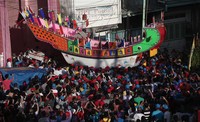 Tongkang ini telah dikerjakan selama sebulan lebih. Nantinya, perahu ini akan dibakar sebagai penghormatan kepada para dewa  (Hasan/detikTravel)