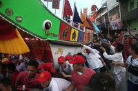 Saat tongkang melewati para warga, banyak yang mencoba untuk menyentuhnya. Bahkan ada juga yang turut memikulnya bersama (Hasan/detikTravel)