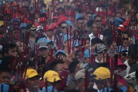 Ribuan warga tampak berdoa memegang hio. Kegiatan ini dilakukan saat mereka melihat tongkang yang melintas di depan mereka (Hasan/detikTravel)