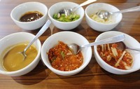 Sambal set kreasi Dermaga Makassar terdiri dari Sambal Mangga, Sambal Terasi, Dabu-Dabu, Bumbu Petis, Bumbu Kacang dan Acar Mangga. Saat dicampur, rasanya paduan manis, pedas, sekaligus asam segar.