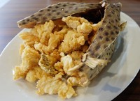 Ikan Kudu-Kudu Tepung Fillet terasa lembut dengan permukaan tepung renyah. Citarasa gurihnya ringan. Lebih pas saat dicocol campuran sambal.