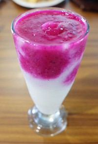 Jus Buah Naga Merah + Sirsak terasa segar manis dengan dominasi sirsak. Slruup!