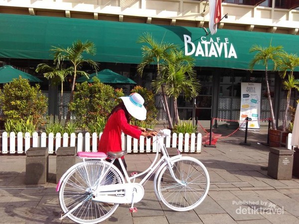 Hasil gambar untuk kota tua detiktravel sepeda tua cafe batavia