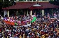 Go Gwee Cap Lak telah mencapai acara puncaknya. Setelah tongkang diarak di sekitar Kelenteng Ing Hock Khing, akhirnya dipersiapkan untuk dibakar (Hasan/detikTravel)