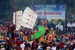 Momen Ritual Bakar Tongkang yang Dramatis di Bagansiapiapi