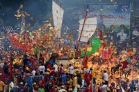 Kapal tongkang mulai dibakar. Tak butuh waktu lama menunggu api memakan kapal. Hanya sekitar 15 menit api melumat habis seluruh badan tongkang (Hasan/detikTravel)
