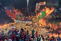 Warga menunggu hingga seluruh badan tongkang tersebut dilahap si jago merah. Mereka menunggu arah jatuhnya tiang layar yang mereka yakini sebagai petunjuk sumber rezeki (Hasan/detikTravel)
