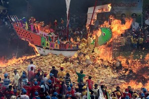 Warga & Pengunjung Padati Ritual Bakar Tongkang di Bagansiapiapi