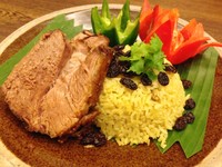 Jangan lewatkan Nasi Kebuli beraroma rempah di sini. Ada potongan Kambing Guling empuk sebagai pelengkapnya.