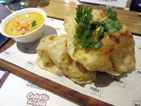 Kalau suka menu India, Roti Prata (Rp 42.000) dengan kari ayam ini bisa jadi menu pembatal puasa. Rotinya yang empuk berpadu enak dengan kari yang gurih berempah.