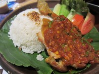 Suka Ayam Penyet? Pastikan mencicip ayam goreng berbalut sambal pedas di sini. Ayam Penyet dibanderol seharga (Rp 45.000).