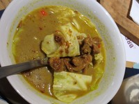 Penyuka Tongseng Ayam (Rp 55.000) bisa puaskan selera di The Peoples Cafe. Kuah santan gurih berempah ini berisi potongan daging ayam yang empuk.