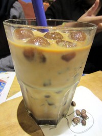 Black Ice Coffee Ice Balls jadi menu minuman spesial ramadan di sini. Bentuk kopi yang berupa es batu disajikan bersama coffee jelly dan shot espresso. Ada juga pelengkap berupa susu cair dan gula aren yang bisa ditambah sesuai selera.