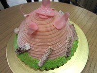 Pie cake Colette & Lola terdiri dari almond pie yang renyah, sponge cake, custard, dan aneka topping. Untuk varian Sakura Blossom ada pemakaian sakura cream yang manis lembut.