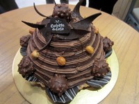 Pada Hazelnut Rocher, sponge cake dibuat dengan cokelat lalu diberi krim hazelnut yang manis lembut. Harga pie cake ini Rp 265.000++ per buah.