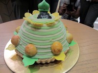 Selama ramadan ada pie cake spesial yaitu Nastar dan Pandan Pie Cake. Terdiri dari pandan sponge cake dan selai nanas. Toppingnya tentu saja nastar yang renyah!