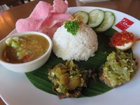 Nasi uda menjadi menu yang berlauk komplet. Nasi hangat enak dipadukan dengan capcay, terung balado sambal ijo, dendeng batokok, telur balado hingga kerupuk kanji merah yang renyah khas minang.