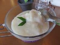 Es duren dengan ketan putih yang lembut lengket terasa enak. Wanginya semerbak dan duriannya tercium kuat.