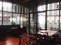 Delimmo Patisserie & Cafe berlokasi di AEON Mall. Restoran dengan dua lantai ini berasal dari Jepang. Andalan Delimmo berupa cokelat dan pastry yang memakai kakao.