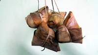 Ny Lena memasarkan bacang buatannya via Instagram. Ada pilihan Bacang Biasa, Bacang Spesial, dan Bacang Spesial dengan kuning telur asin. Sementara jenis berasnya ada beras biasa dan beras ketan.