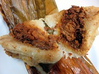 Yang satu ini adalah varian bacang beras ketan. Terlihat butiran beras ketan menempel pada permukaan daun pembungkus. Rasanya yang legit bisa puaskan selera pencinta bacang beras ketan.