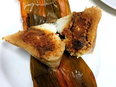 Enaknya Bacang Spesial Isi Ayam Kuning Telur Asin yang Empuk Pulen
