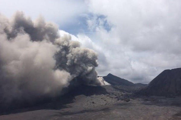 Asap Kawah Bromo Tidak Halangi Aktivitas Wisata Traveler