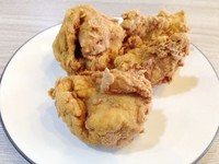 Chicken Kaarage terasa empuk dan gurih. Dominasi rasa lada dengan jejak bawang putih terasa dalam karaage ini. Tepungnya renyah mirip ayam goreng Amerika.