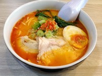 Spicy Miso Ramen berisi mie kenyal mulur dengan chasiu ayam, sawi hijau, dan telur setengah matang. Ramen semakin lengkap dengan irisan daun bawang dan cabai rawit. Kuahnya bercitarasa pedas berpadu rasa khas miso yang gurih kental.