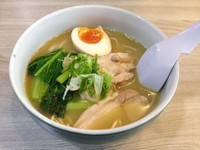 Shoyu Ramen punya isian tak berbeda dengan Spicy Miso Ramen tapi tanpa cabai. Kuahnya yang berwarna kuning keemasan terasa ringan. Paduan shoyu dan kaldu ayam menciptakan rasa gurih segar.