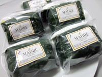 Sego dikemas rapih dengan balutan daun pisang dan plastik bening. Di dalamnya terdapat alat makan seperti tisu dan sendok bebek. Praktis untuk bekal perjalanan.