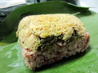 Nasi Merah Ayam Teri Sambal Ijo berisi teri medan dan suwiran ayam. Sambal ijo yang pedas wangi lalu dioleskan diantara nasi dan lauk. Hmmm... Nasinya pulen dengan suwiran ayam yang empuk. Enak!